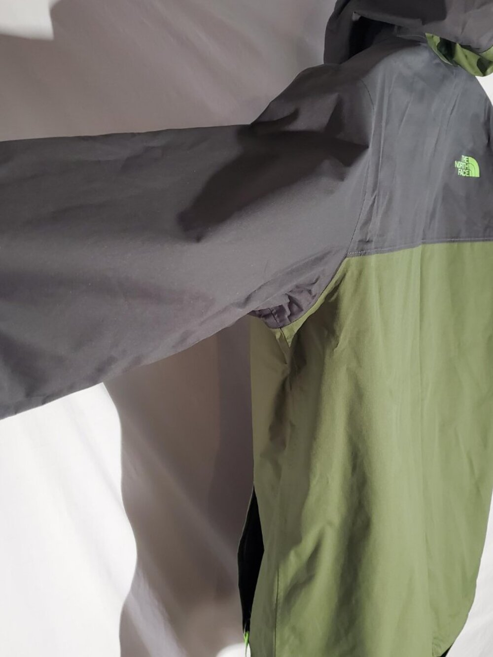 The North Face DryVent Rain Jacket Boys Sz L (14/16) - Picture 3 of 16